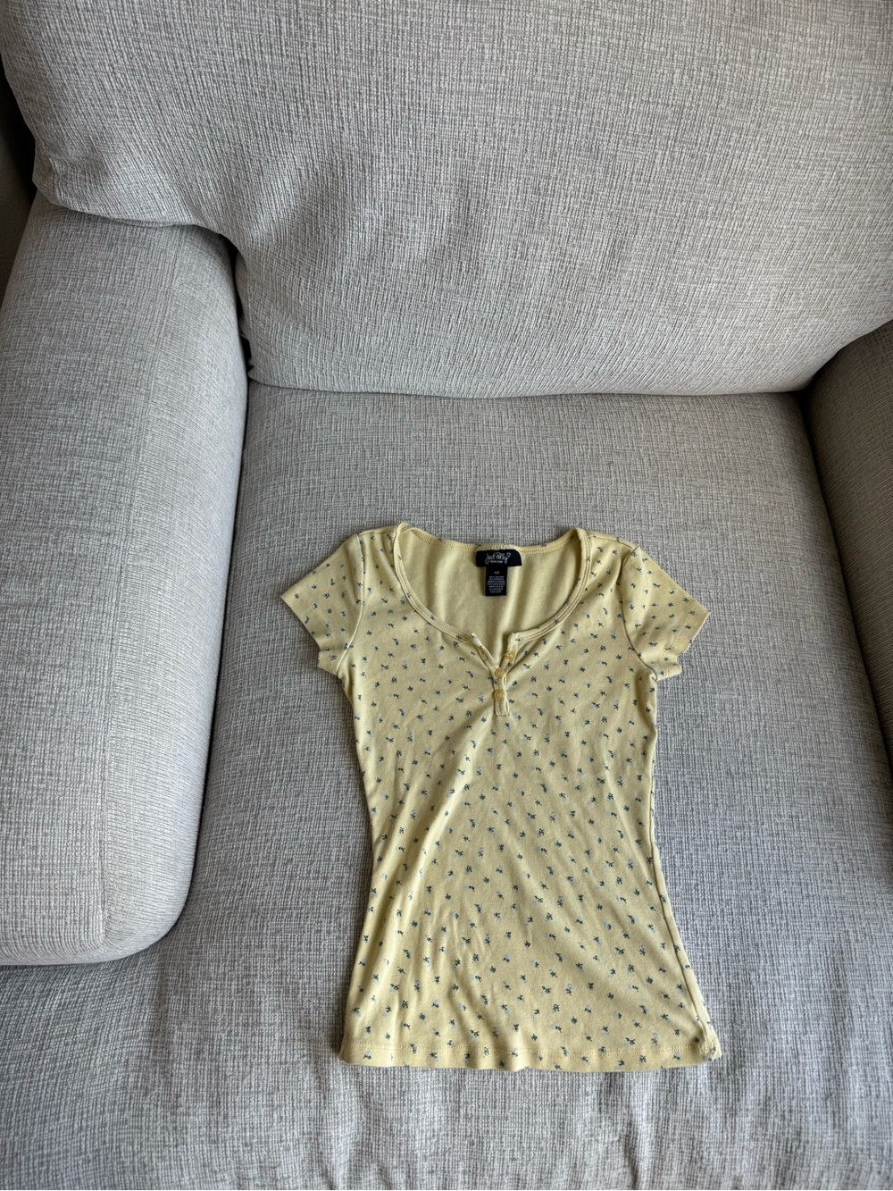 Short-Sleeve Scoop Henley Tee in Pale Yellow with Micro Print